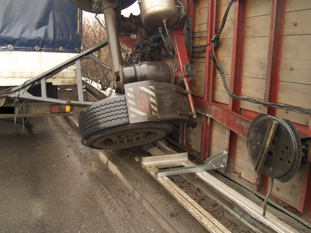 LKW Anhaenger umgekippt Koeln Niehl Geestemuenderstr Industriestr P13.JPG